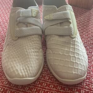 Puma Mostro women’s size 8 white sneaker shoes